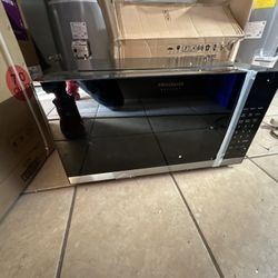 Frigidaire Gallery 2.2 cu ft Countertop Microwave — Brand New