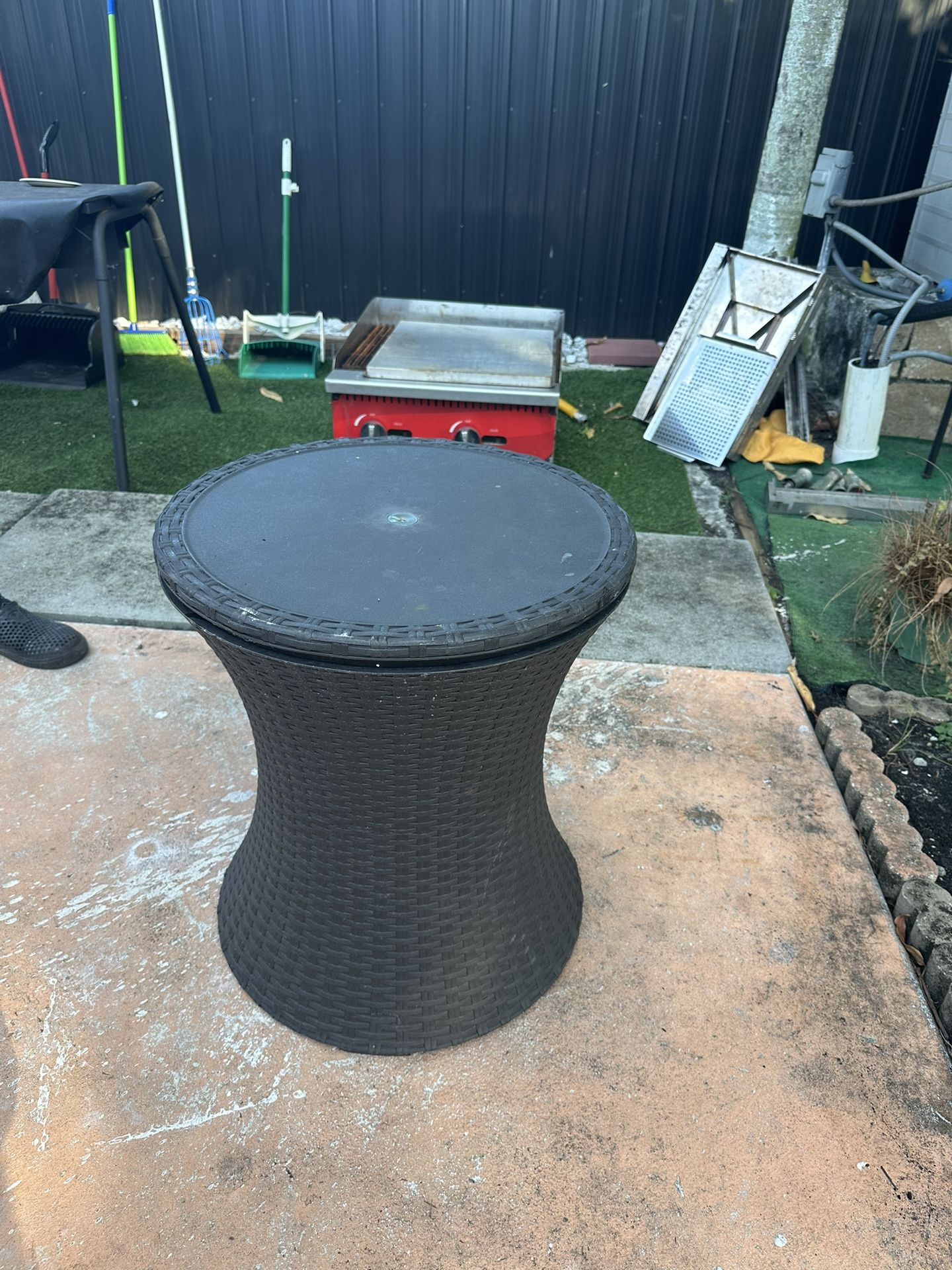 Pop Up Table With Ice Storage For Drinks