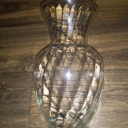 

Elegant Clear Glass Vase with Flared Opening