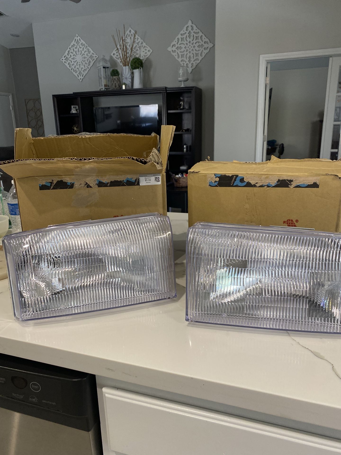 Headlight For 2000-04 Excursion W/Line Center