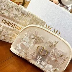 Dior Mother's Day Limited Embroidered Butterfly Shell Cosmetic Bag! Popular pop-ups are slow to come in!