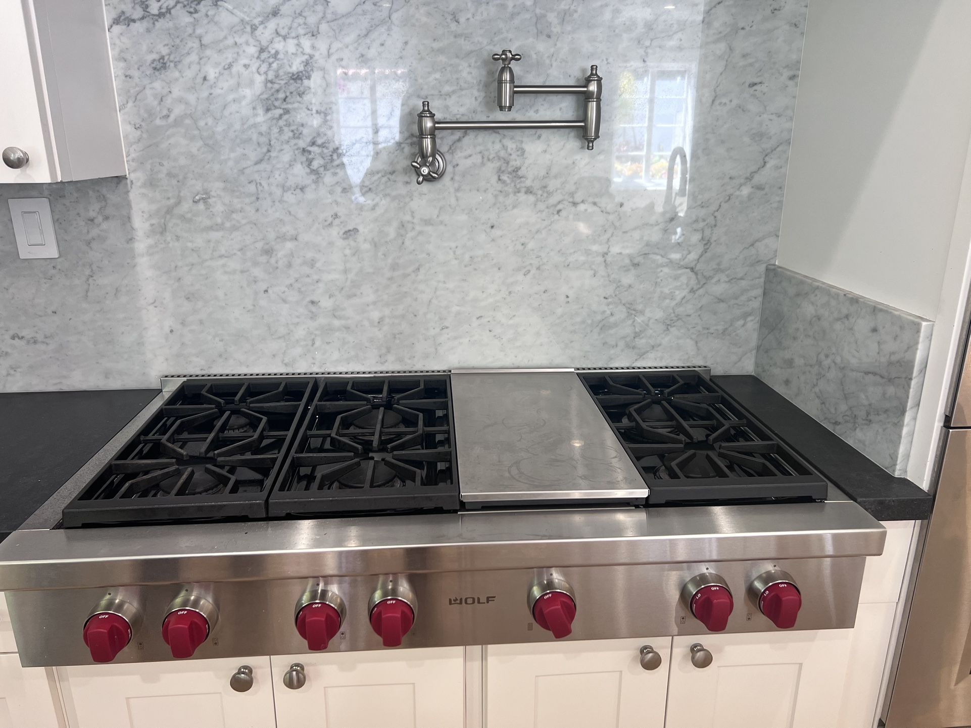 WOLF 48" Pro-Style Rangetop w/4 Burner Infrared Charbroiler & Griddle