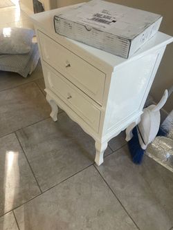 Gorgeous Night stand like new with 2 drawers!
