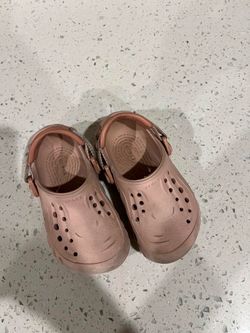 size 8c de nińa  crocs