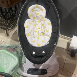 4 Moms Baby/ Newborn Swing / Rocker 