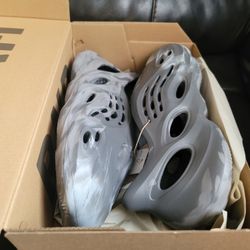 Yeesy Foam  Runner Size 10  Male