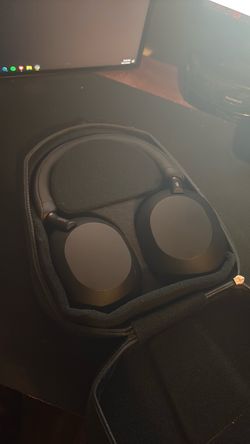 Black Sony XM5