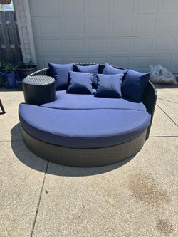 Very nice outdoor daybed