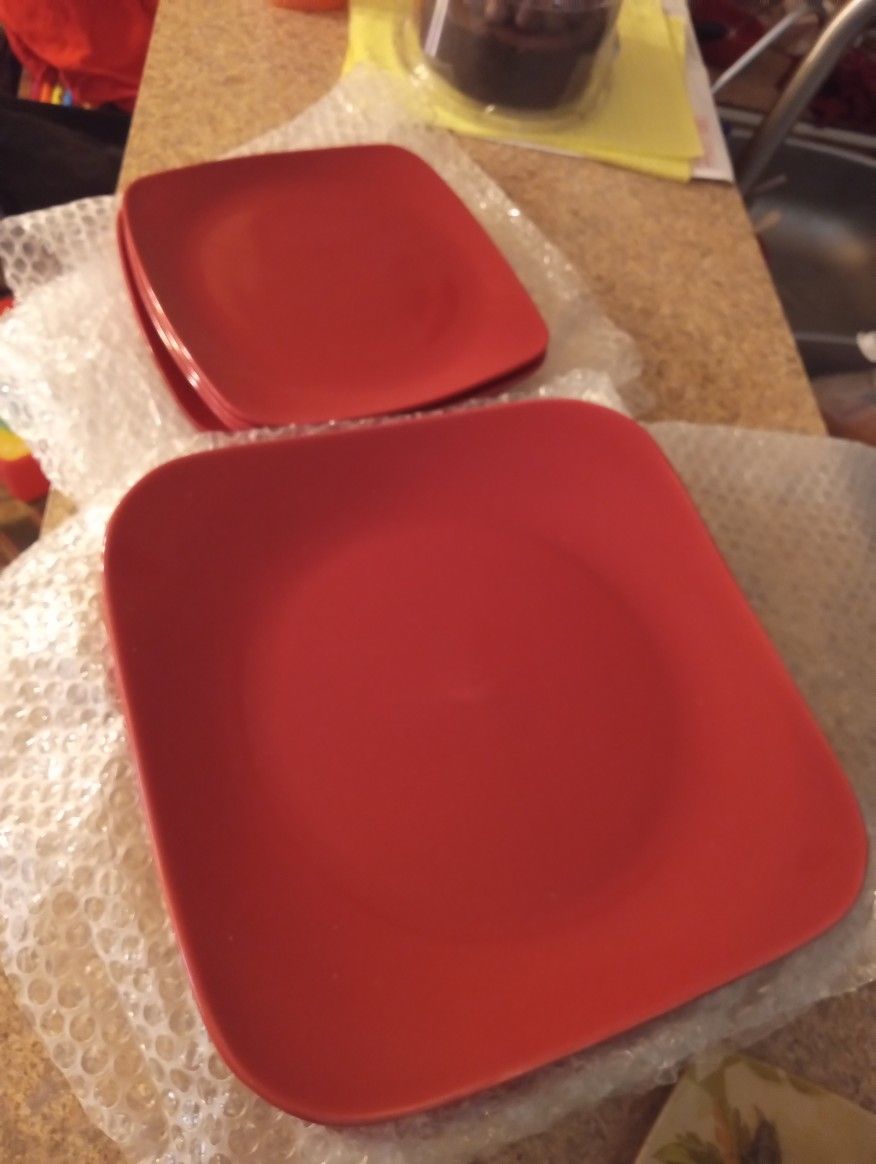 Main Stays Ceramic Dishes. (4) 8" & (4) 10". Great For The Holidays