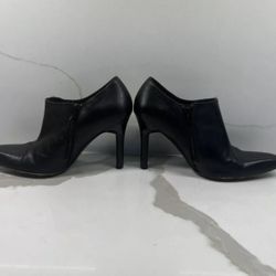 Charles David Women’s Black Side Zip Heeled Booties. Size 7.5