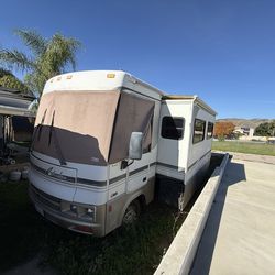 2002 Winnebago Adventurer