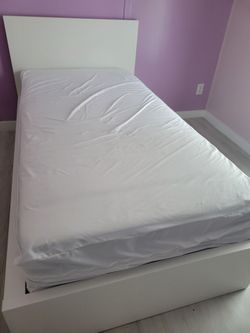 Twin bed with mattress