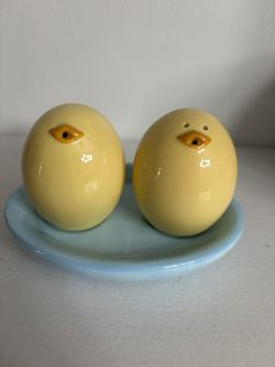 Easter eggs Shaped Chicks Salt And Pepper Shakers 
