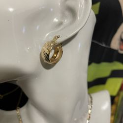 very good quality hoops.  18kt gold plate