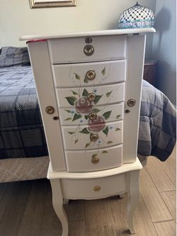Standing Jewelry Box