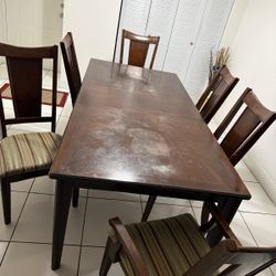 Se regala mesa con 6 sillas 