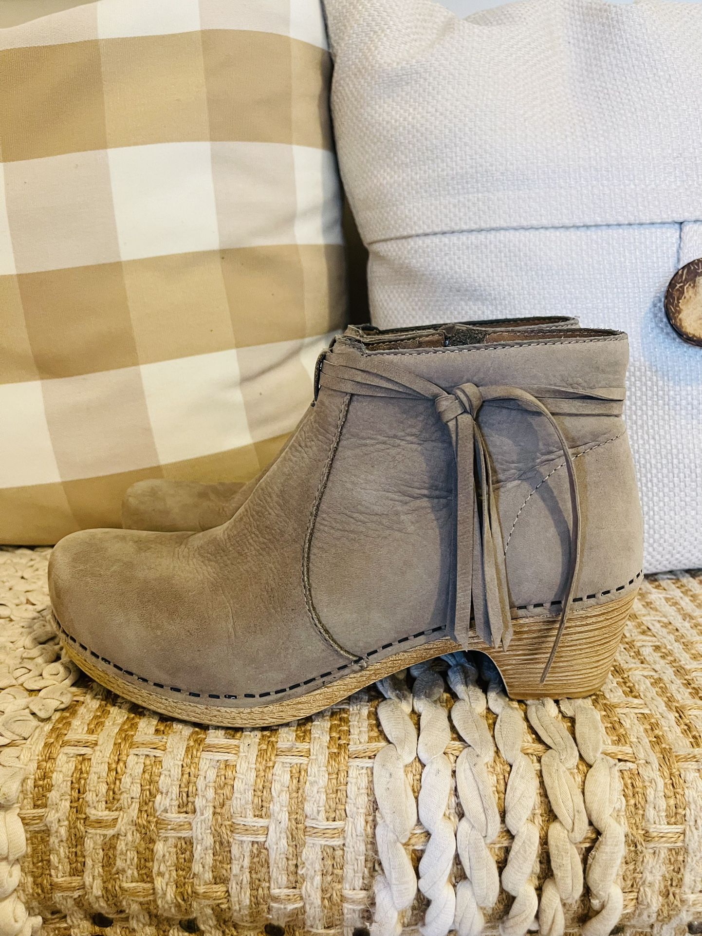 Women’s Dansko Maria Casual Clog Taupe Milled Nubuck Leather Boot EU 39 US 8.5-9