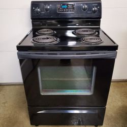 Whirlpool self-clean range oven (Delivery Available)