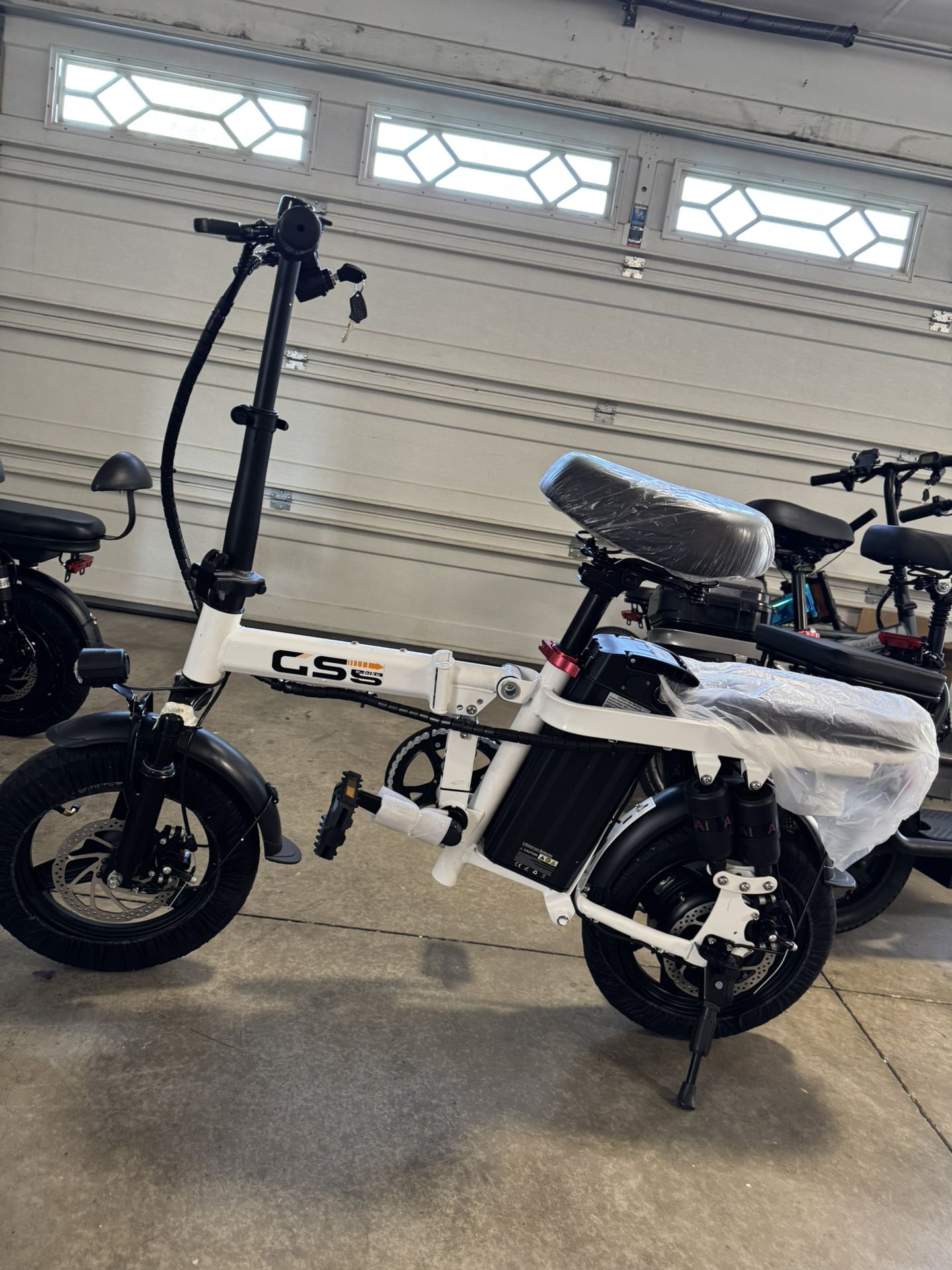 Folding electric bicycle