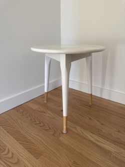 Round White Accent Table – Scandinavian / Mid Century Style