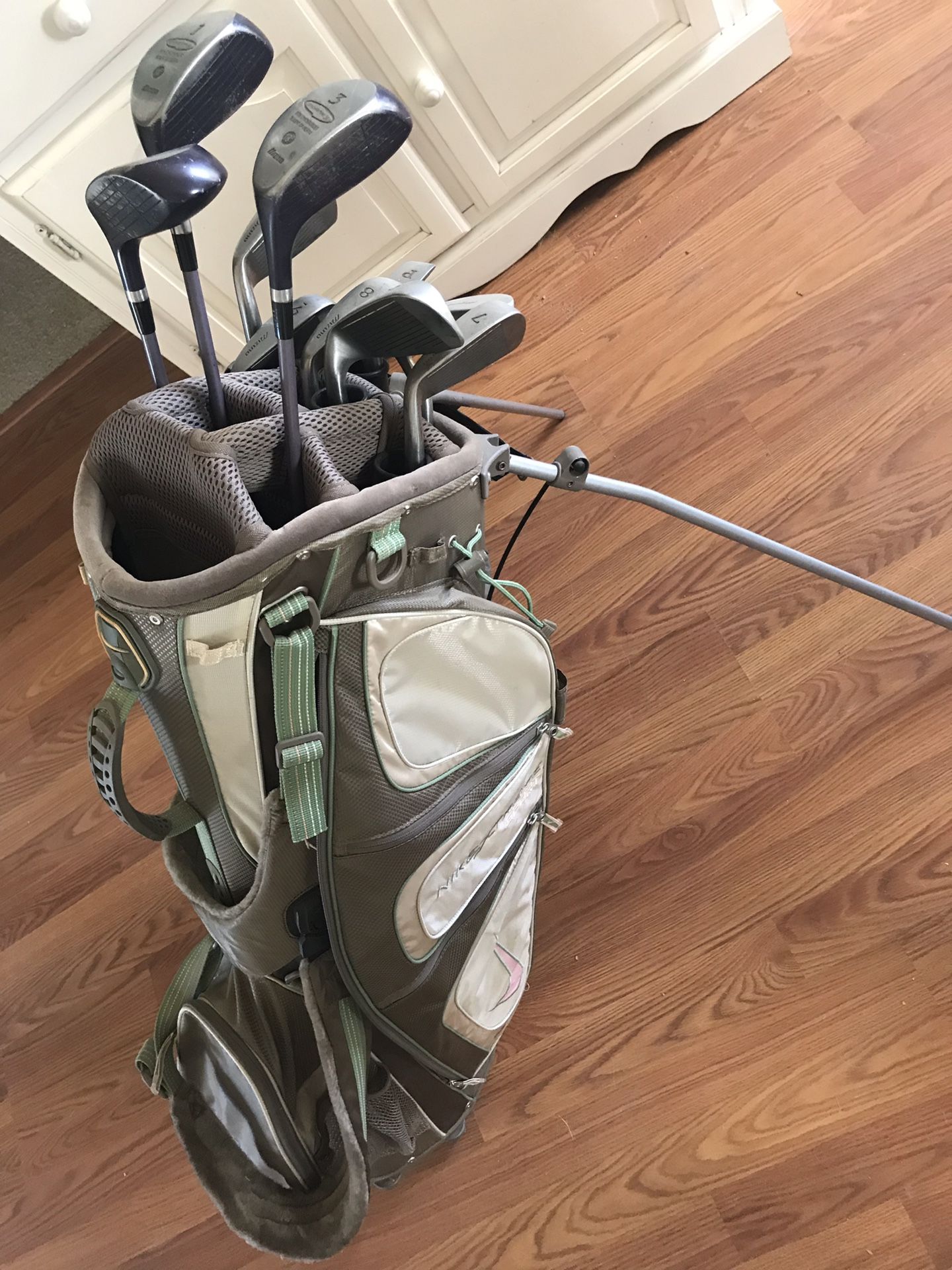 Mazuno Women’s Golf Clubs and Nike Golf Bag