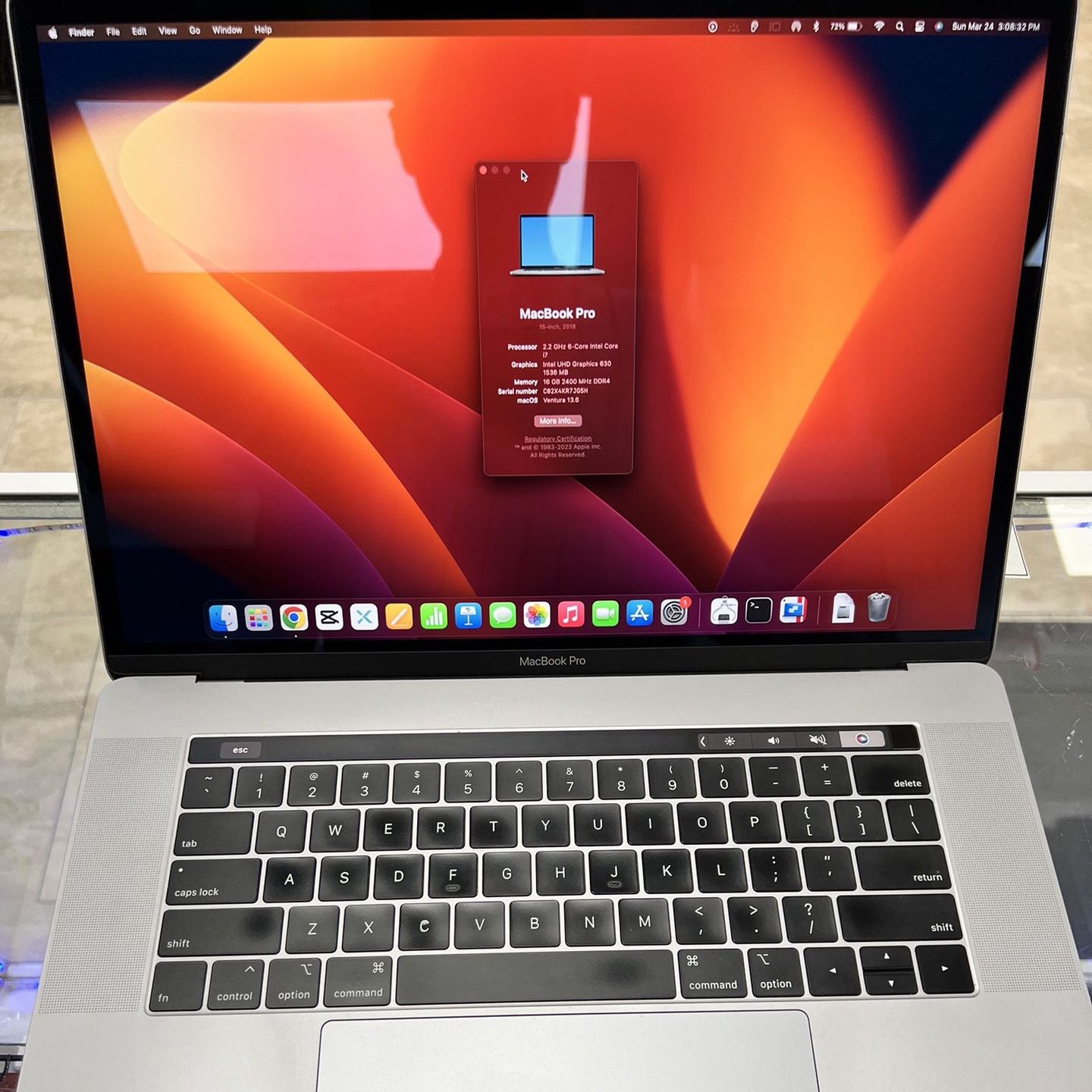 MacBook Pro 15” 2018 Intel 6 Core i7/256gb SDD/16gb Ram/intel UHD graphics