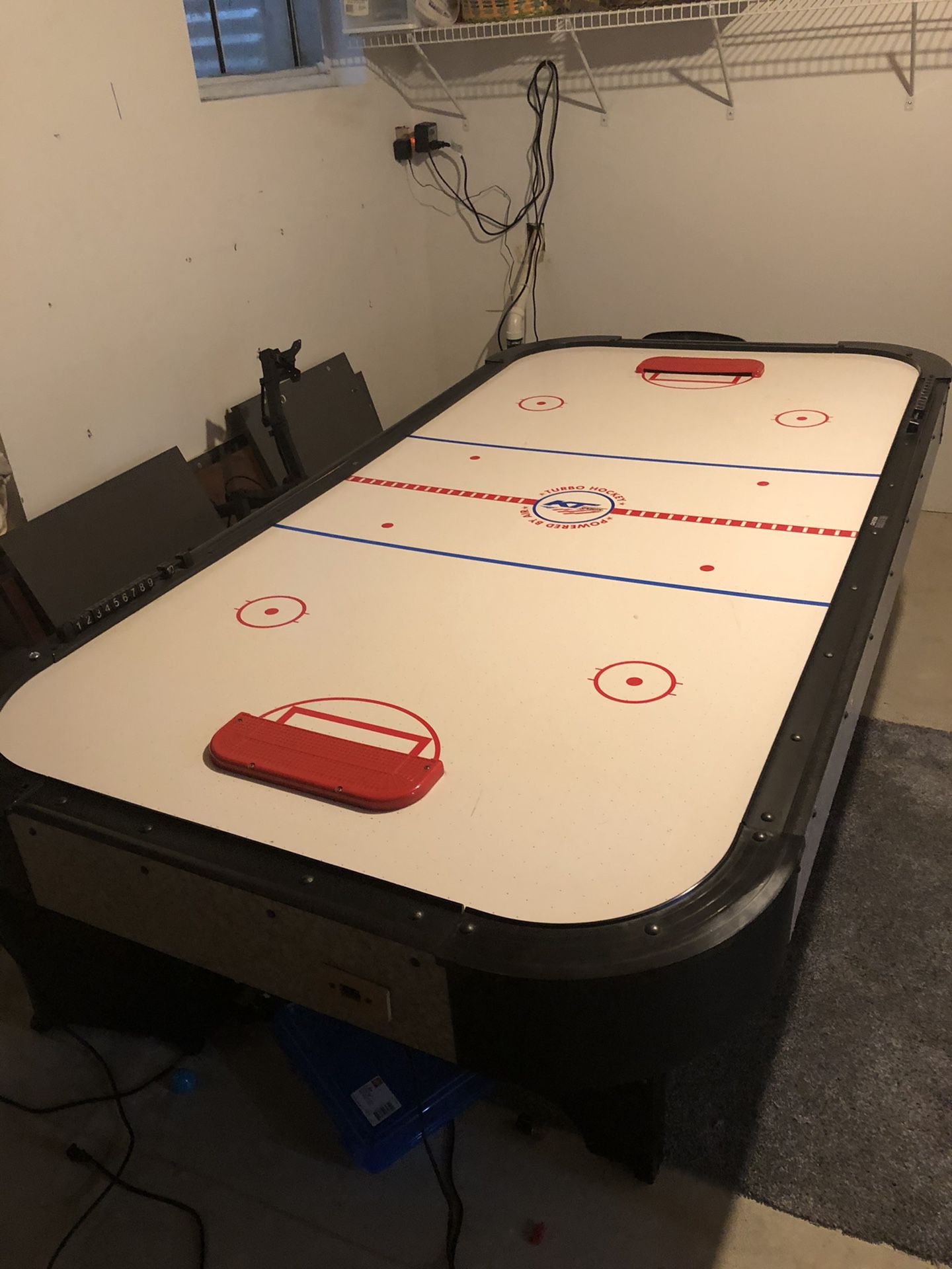 Air hockey table in working condition