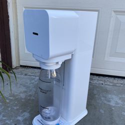 Sodastream  White sparkling Water Maker And Bottle 