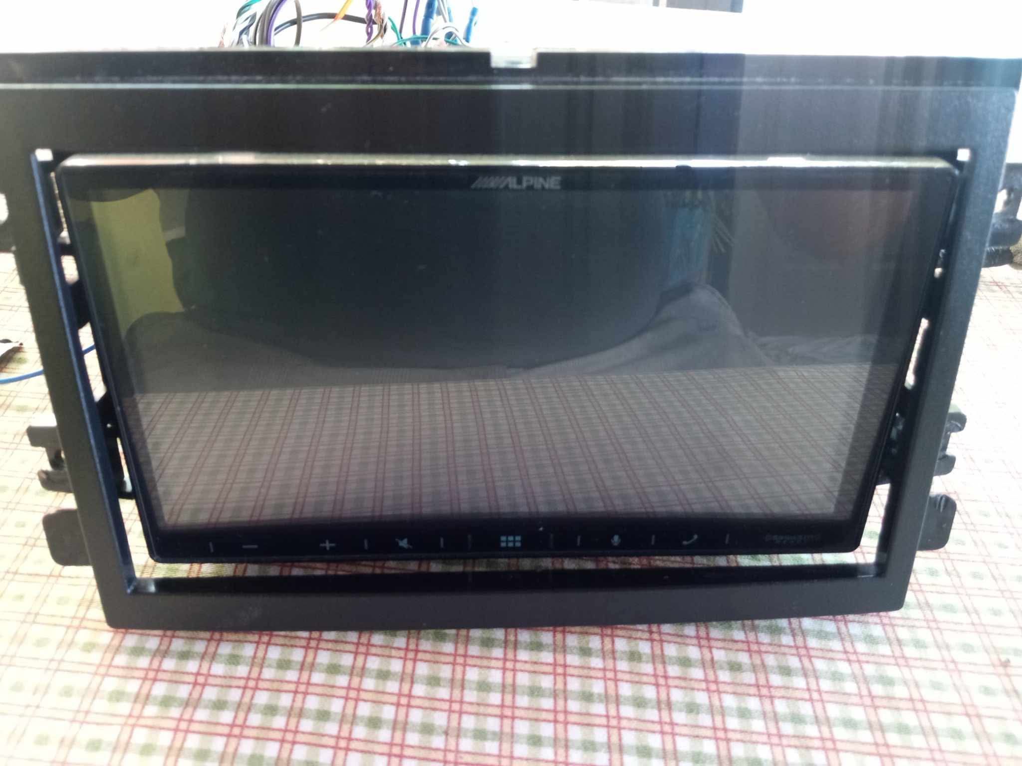 Stereo Alpine iLX-W650 y Amplificador Alpine KTA-450
