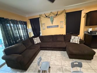 Sectional couch (like new)
