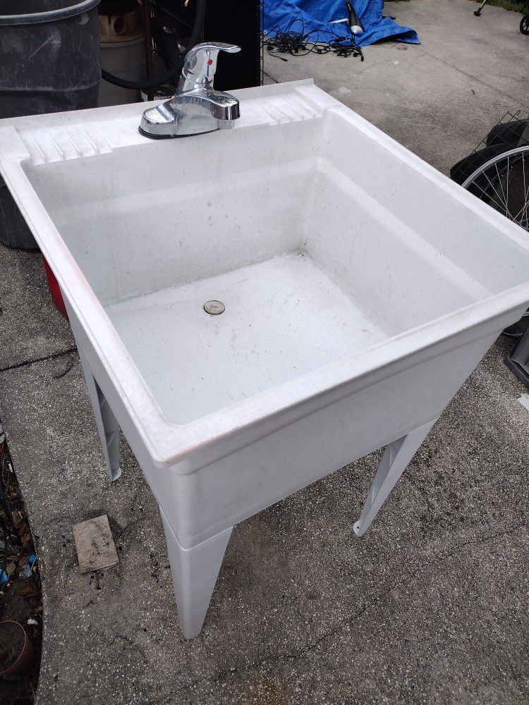 Utility Standing Laundry Sink With Faucet & Fixtures In Great Condition 
