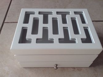 Jewelry box