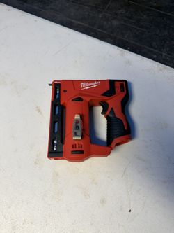 📌Milwaukee M12 12-Volt Lithium-Ion Cordless 3/8 in. Crown Stapler (Tool-Only)👉PRECIO FIRME NO MENOS👉$80
