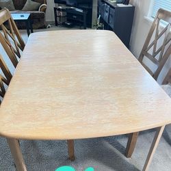 Extendable Dinning Table for6 People.