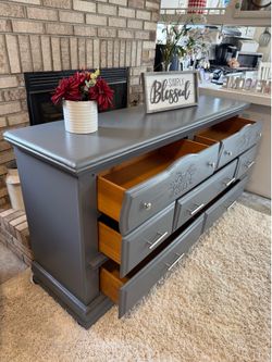 ✨✨ BEAUTIFUL GRAY SOLID WOOD 7 DRAWER DRESSER✨✨