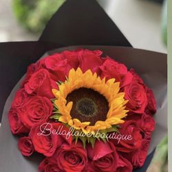 Roses/flowers/flower arrangement /rosas