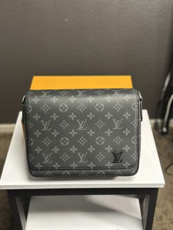 Louis Vuitton Messenger bag