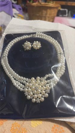 Necklace and ear ring