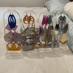 NICE LADIES EARRINGS $5