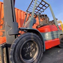 Outdoor Low Hours Toyota forklift 
7,000 lb 
Huge outdoor tires 
Heavy duty 
LOW HOURS 