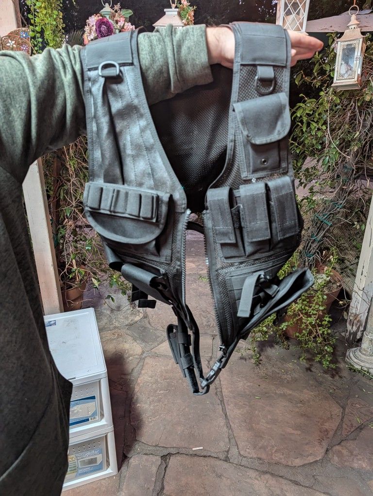 Tactical Utility Vest with Holster & Magazine Pouches – Adjustable, Black