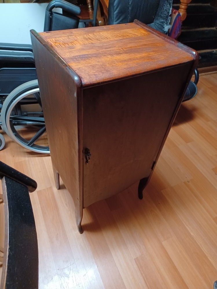 1910 Victrola Style Maple Record Cabinet