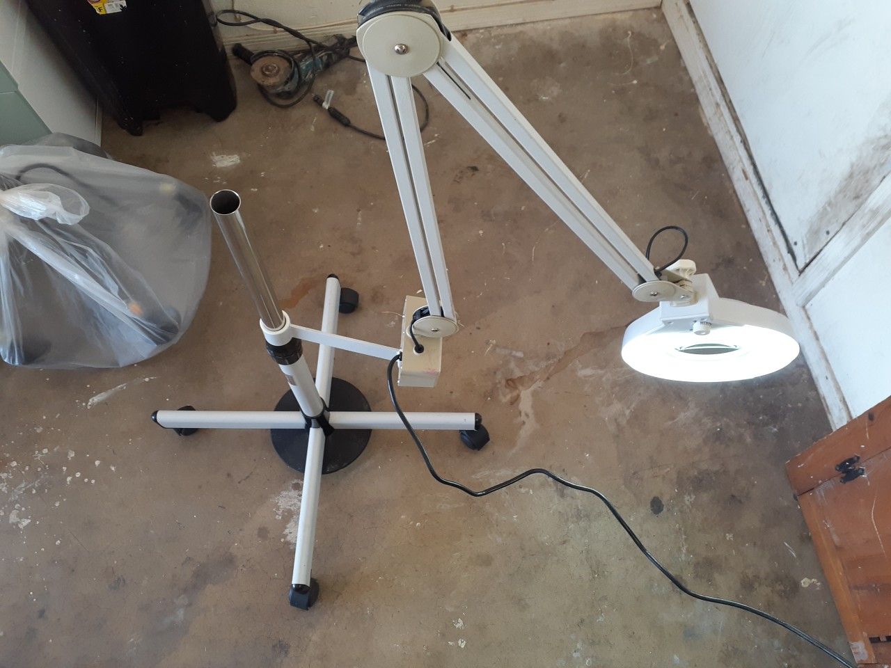 Magnifying Lamp with Caster Base