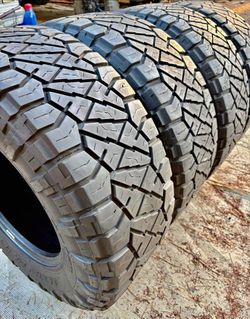 35x12.50/18 Nitto 📍📍 Vendo un set de llantas con 80% de vida las 4 📍🌟