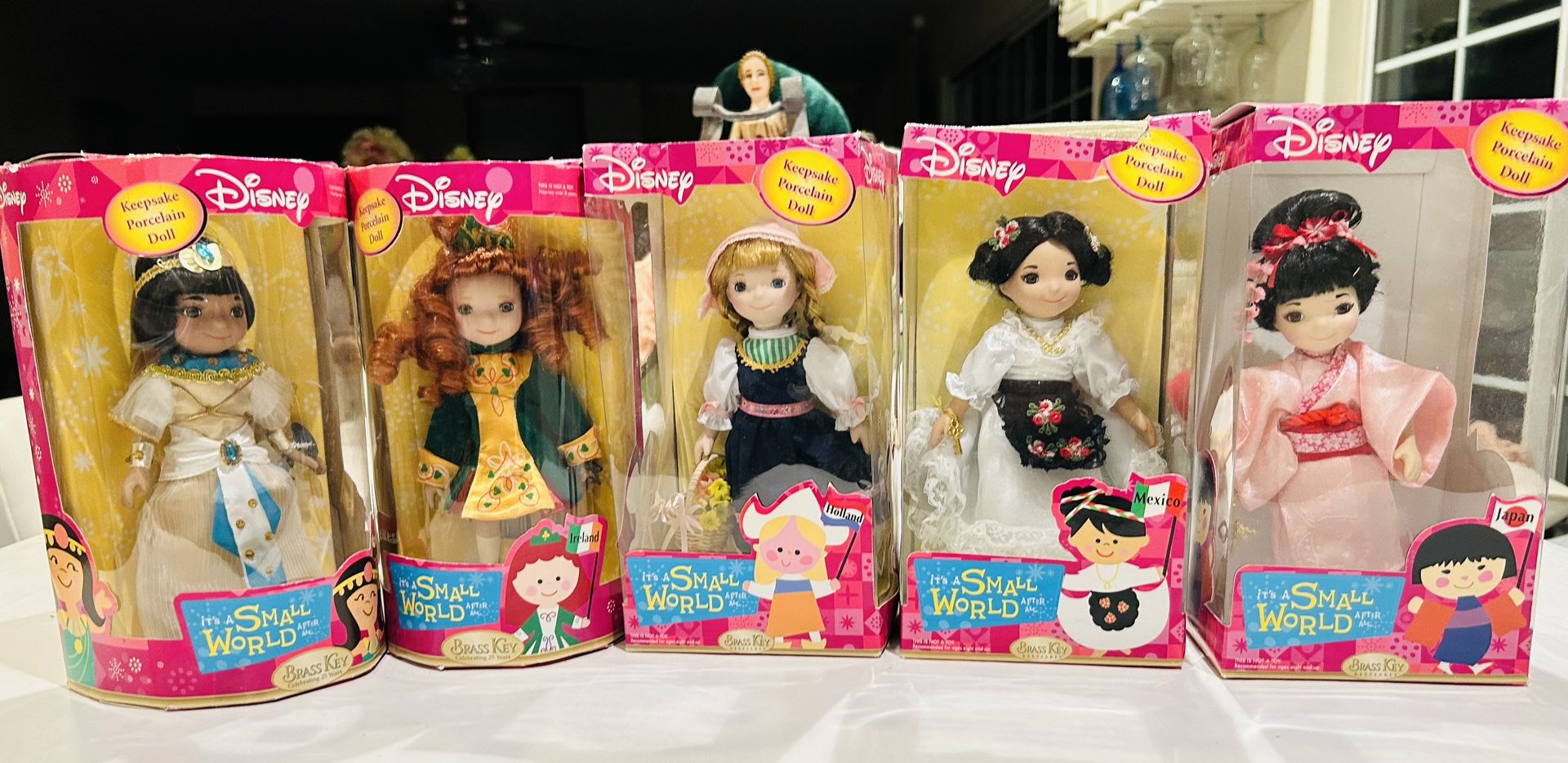 DIsney Small World Brass Key 5 Dolls Egypt, Mexico, Ireland, Holland,Japan NIB