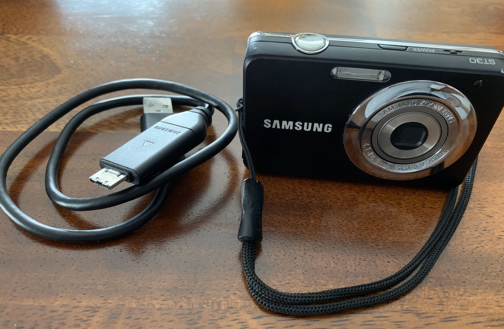 Compact Digital Camera | Samsung ST30 10 MP incl. Bag