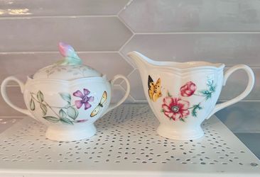 Lenox Butterfly Meadow sugar bowl w/lid and creamer set  Unused with tags.  The design is florals with butterflies and bees