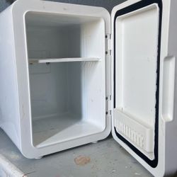 White mini fridge 