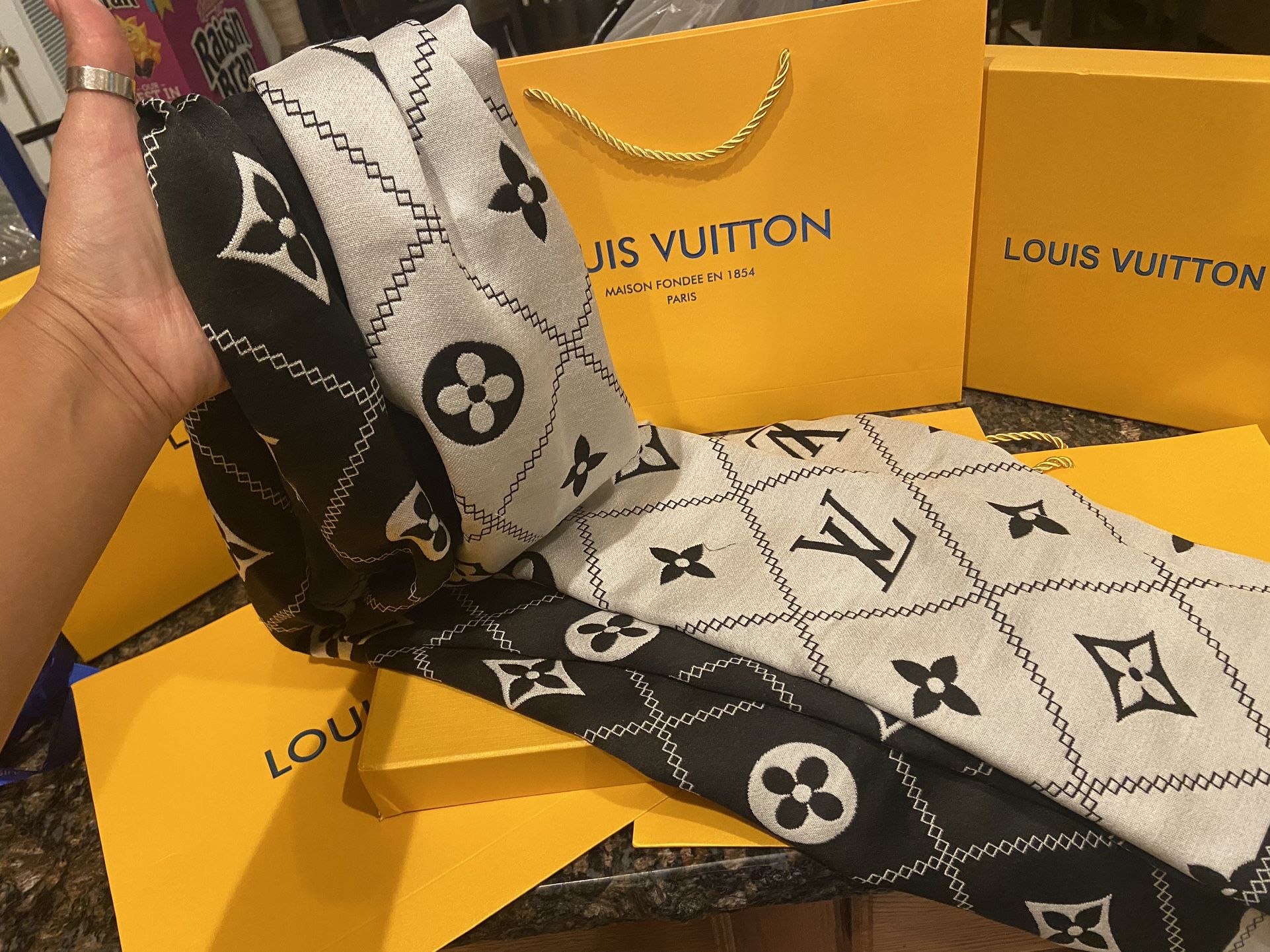 LV Black /white Shawl
