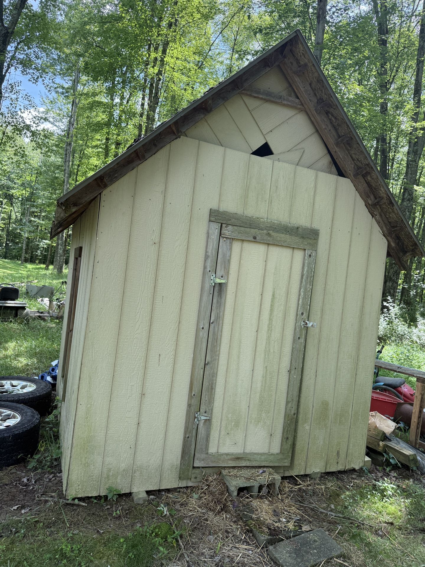 FREE Chicken house/shed. Needs Work. Mesh Floor. You Move.